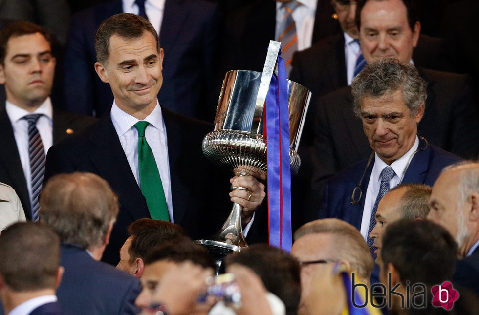 El Rey Felipe entrega la Copa del Rey 2016 al Barça