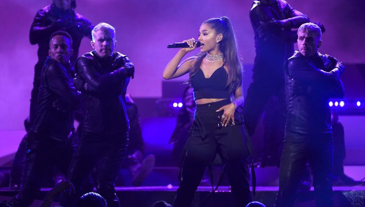 Ariana Grande en su actuación en los Premios Billboard 2016