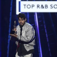 The Weeknd con su galardón en los Premios Billboard 2016