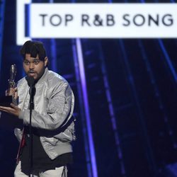 The Weeknd con su galardón en los Premios Billboard 2016