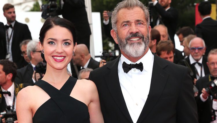 Mel Gibson y Rossalind Ross en la clausura del Festival de Cannes 2016