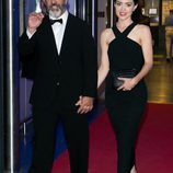 Mel Gibson y Rossalind Ross cogidos de la mano en la clausura del Festival de Cannes 2016