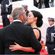 Mel Gibson y Rossalind Ross besándose en la clausura del Festival de Cannes 2016