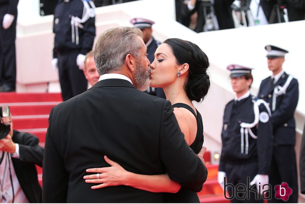 Mel Gibson y Rossalind Ross besándose en la clausura del Festival de Cannes 2016
