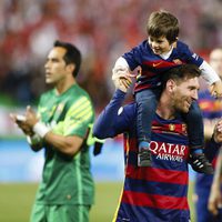 Leo Messi juega con su hijo Thiago en la final de la Copa del Rey 2016