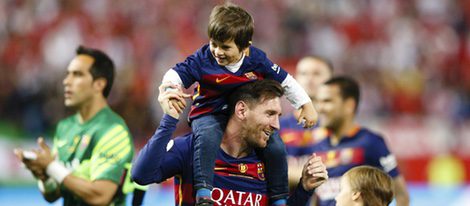 Leo Messi juega con su hijo Thiago en la final de la Copa del Rey 2016