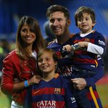 Leo Messi  y Antonella Roccuzzo con su hijo Thiago en la final de la Copa del Rey 2016