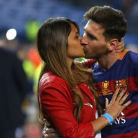 Leo Messi y Antonella Roccuzzo se besan en la final de la Copa del Rey 2016