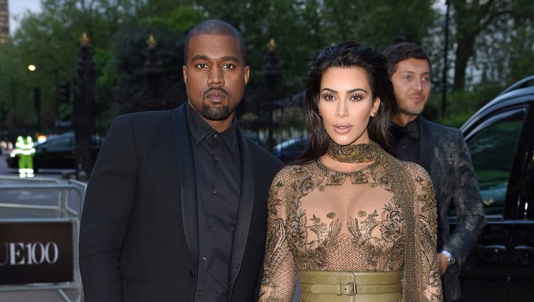 Kim Kardashian y Kanye West en la fiesta del 100 aniversario de Vogue en Londres