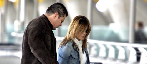 Ivonne Reyes con su hermano David Fernando Reyes en el aeropuerto de Madrid