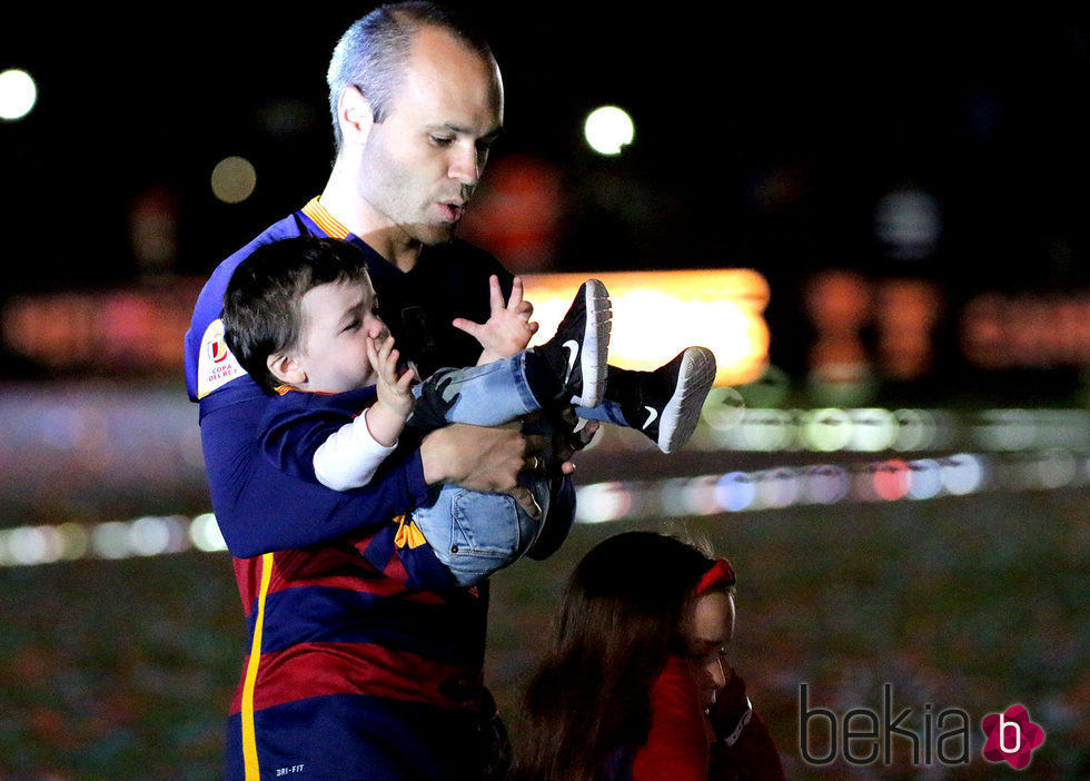 Andrés Iniesta con su hijo Paolo Andrea en brazos en la celebración de la Copa del Rey 2016
