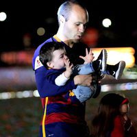 Andrés Iniesta con su hijo Paolo Andrea en brazos en la celebración de la Copa del Rey 2016