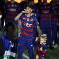 Neymar con su hijo en la celebración de la Copa del Rey 2016