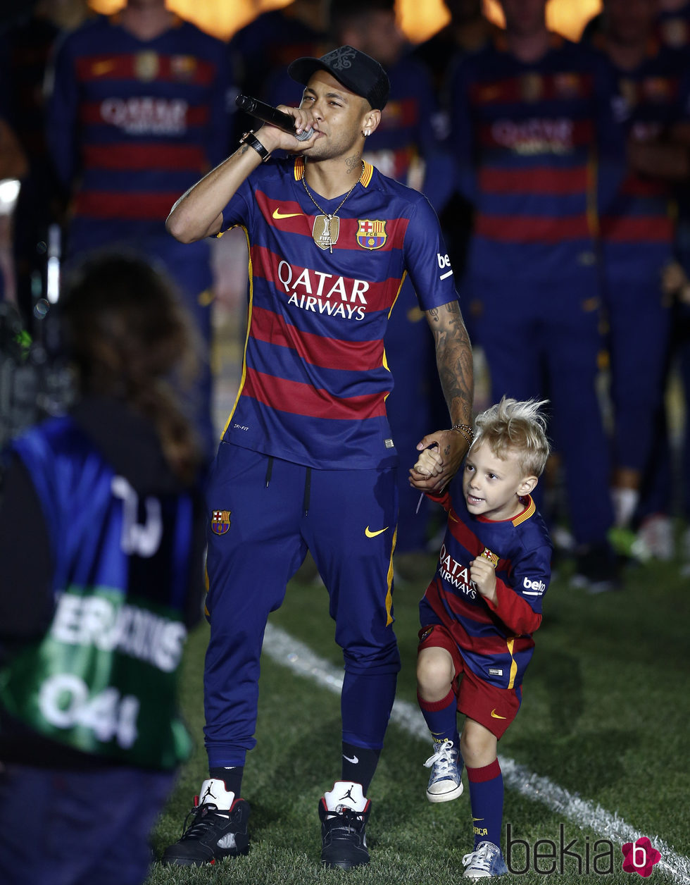 Neymar con su hijo en la celebración de la Copa del Rey 2016