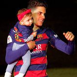 Marc Bartra con su hija Gala en la celebración de la Copa del Rey 2016