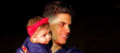 Marc Bartra con su hija Gala en la celebración de la Copa del Rey 2016
