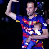 Sergio Busquets con su hijo en la celebración de la Copa del Rey 2016