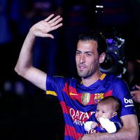 Sergio Busquets con su hijo en la celebración de la Copa del Rey 2016