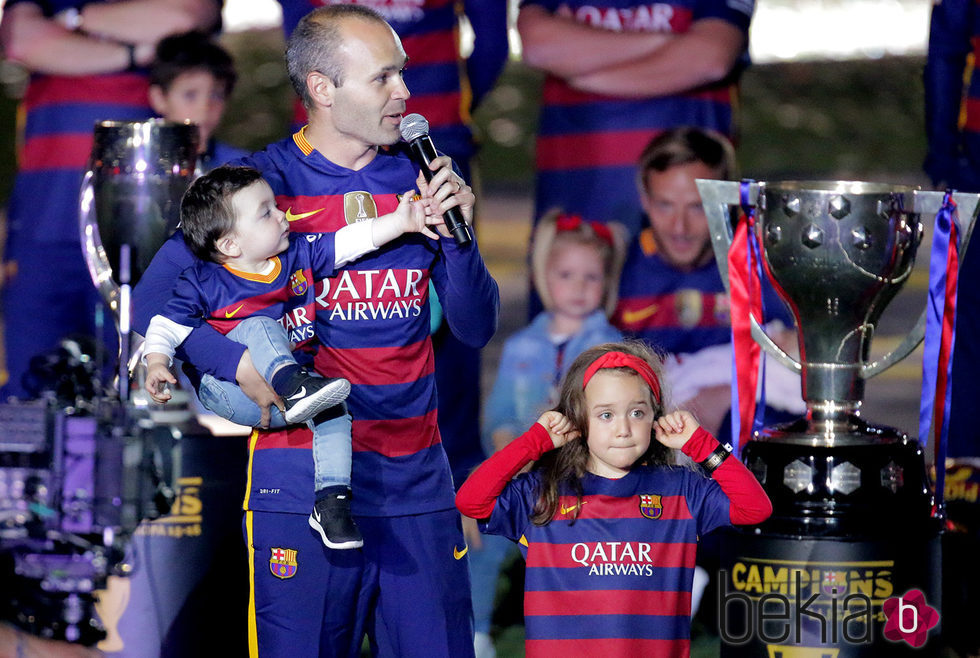 Andrés Iniesta con sus hijos Valeria y Paolo Andrea en la celebración de la Copa del Rey 2016