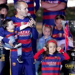 Andrés Iniesta con sus hijos Valeria y Paolo Andrea en la celebración de la Copa del Rey 2016