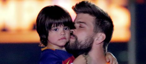 Gerard Piqué besa a su hijo Milan en la celebración de la Copa del Rey 2016
