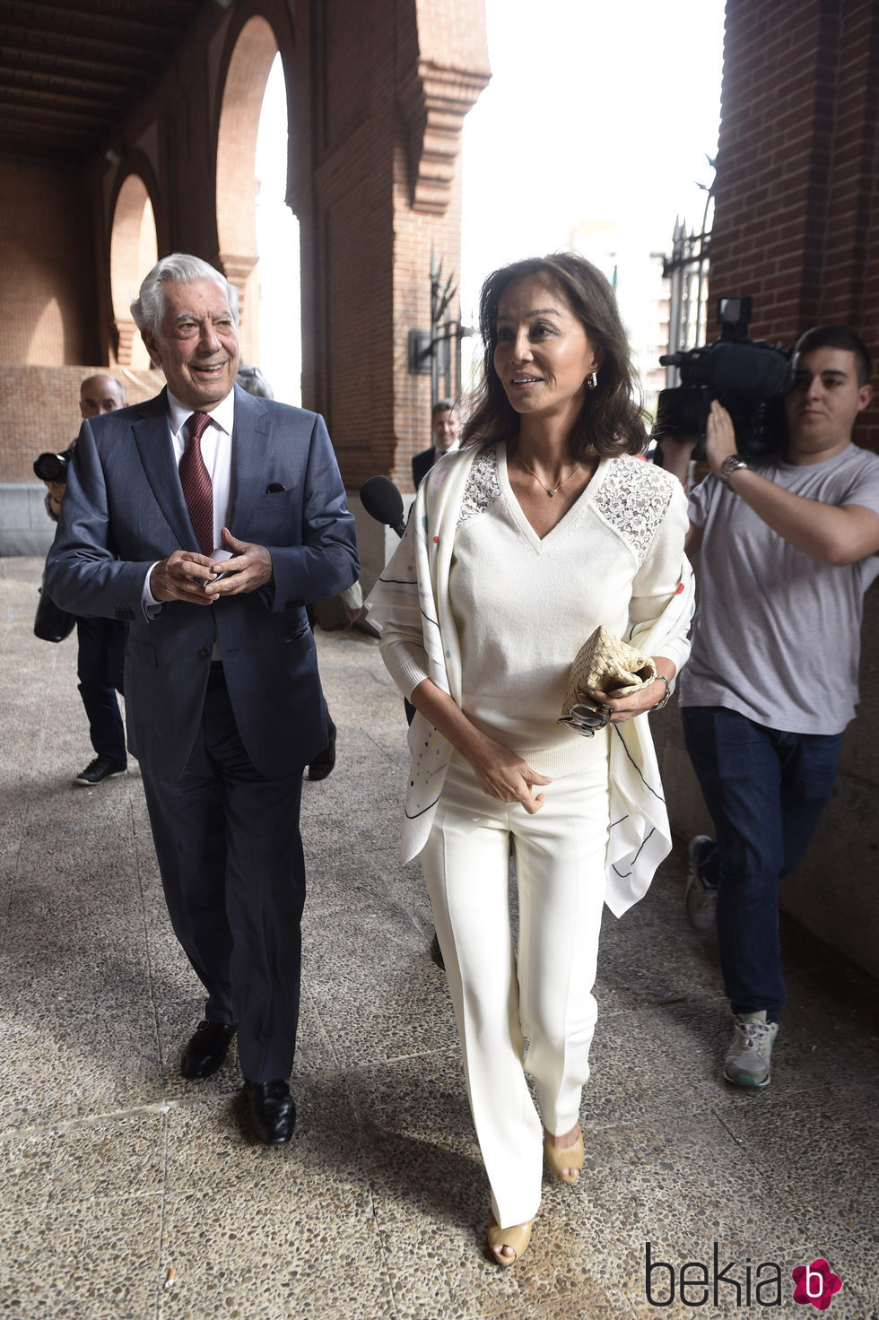 Mario Vargas Llosa e Isabel Preysler en la Feria de San Isidro de Madrid