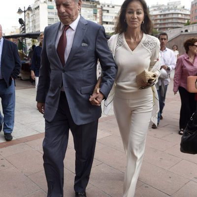 Mario Vargas Llosa e Isabel Preysler cogidos de la mano en la Feria de San Isidro de Madrid