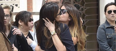 Ivonne Reyes y Mónica Hoyos se abrazan en el funeral de Dsvid Fernando Reyes