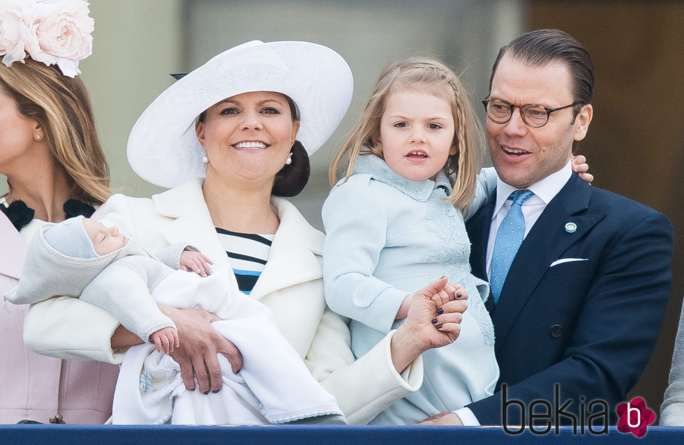 Victoria y Daniel de Suecia con sus hijos Estela y Oscar en el 70 cumpleaños del Rey de Suecia