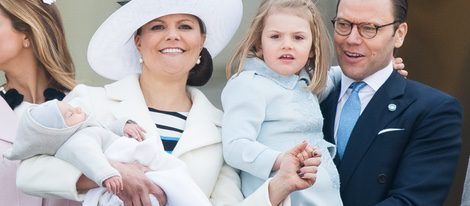 Victoria y Daniel de Suecia con sus hijos Estela y Oscar en el 70 cumpleaños del Rey de Suecia