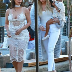 Khloe y Kim Kardashian junto a North en la fiesta de cumpleaños de Scott Disick
