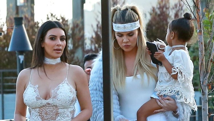 Khloe y Kim Kardashian junto a North en la fiesta de cumpleaños de Scott Disick
