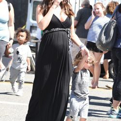 Megan Fox luciendo tripita de embarazada
