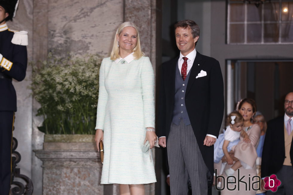 Mette-Marit de Noruega y Federico de Dinamarca en el bautizo de Oscar de Suecia