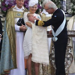 Carlos Gustavo de Suecia impone la orden de los serafines a su nieto Oscar en su bautizo
