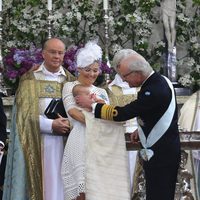 Carlos Gustavo de Suecia impone la orden de los serafines a su nieto Oscar en su bautizo