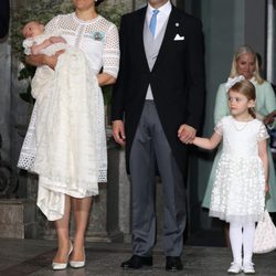 Victoria y Daniel de Suecia con su hijos Estela y Oscar en el bautizo de Oscar de Suecia