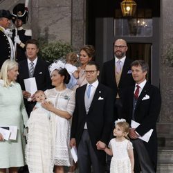 Oscar de Suecia con sus padres y padrinos durante su bautizo