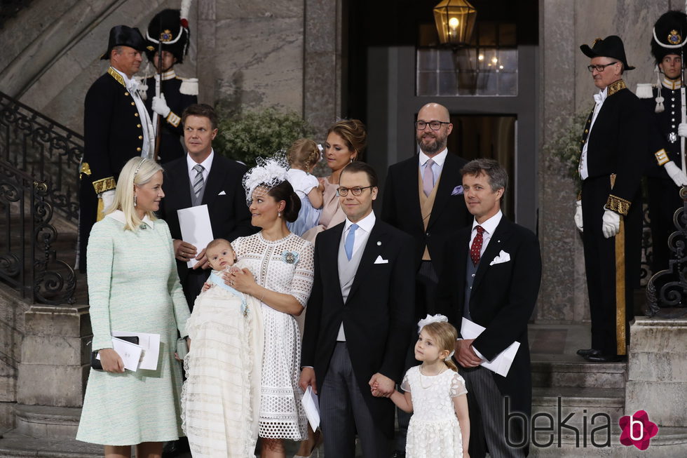 Oscar de Suecia con sus padres y padrinos durante su bautizo