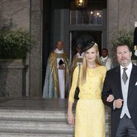Gustaf Magnuson y Vicky Andren en el bautizo de Oscar de Suecia