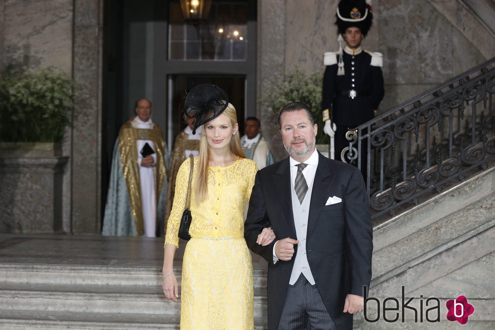Gustaf Magnuson y Vicky Andren en el bautizo de Oscar de Suecia