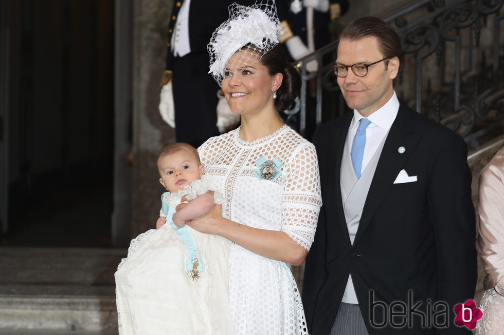 Victoria y Daniel de Suecia con su hijo Oscar en su bautizo