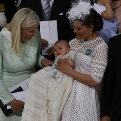 Mette-Marit de Noruega con Victoria de Suecia y Oscar durante su bautizo