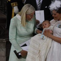 Mette-Marit de Noruega con Victoria de Suecia y Oscar durante su bautizo