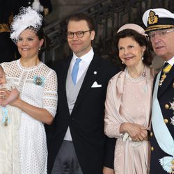 Victoria y Daniel de Suecia con su hijo Oscar y Carlos Gustavo y Silvia de Suecia en el bautizo de Oscar de Suecia