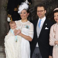 Victoria y Daniel de Suecia con su hijo Oscar y Carlos Gustavo y Silvia de Suecia en el bautizo de Oscar de Suecia