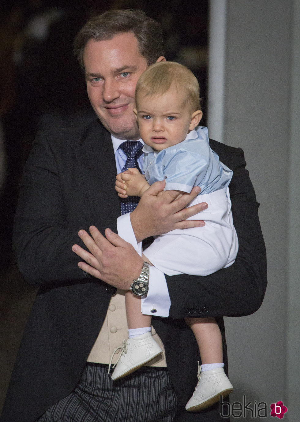 Chris O'Neill y su hijo Nicolás de Suecia en el bautizo de Oscar de Suecia