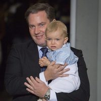 Chris O'Neill y su hijo Nicolás de Suecia en el bautizo de Oscar de Suecia