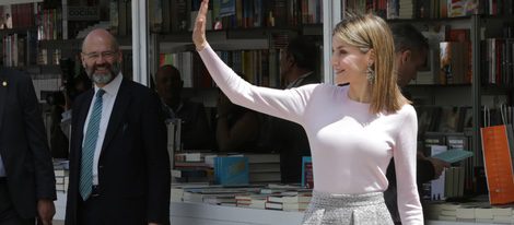 Reina Letizia saludando durante la inauguración de la 75 edición de la Feria del Libro en Madrid