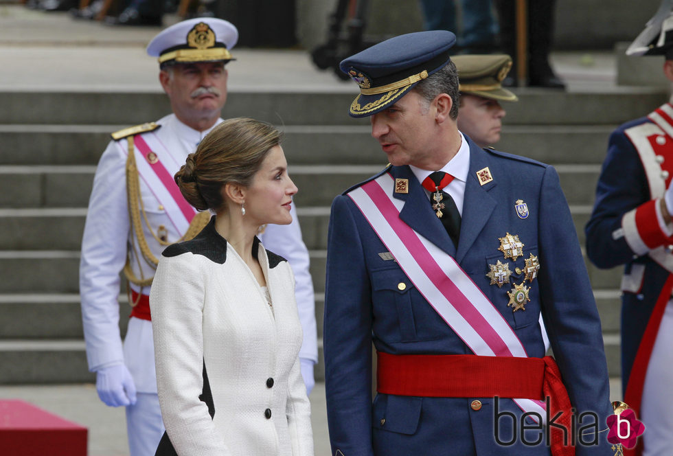 Los Reyes Felipe VI y Letizia durante el desfile de las Fuerzas Armadas 2016